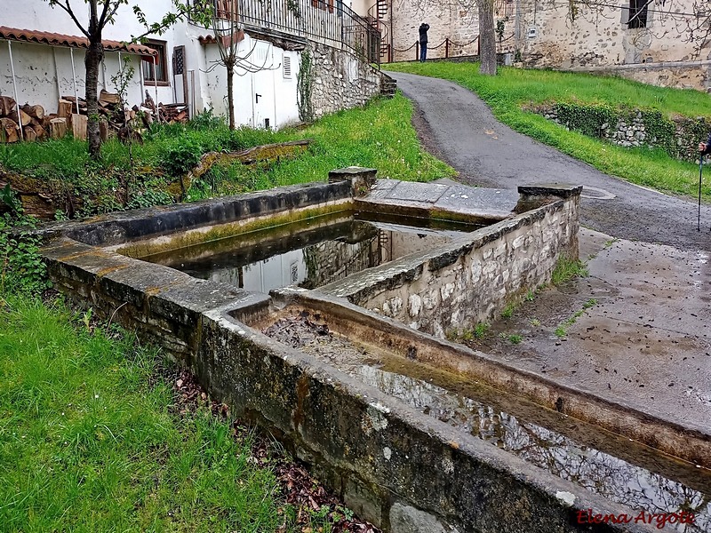 Fuente, abrevadero y lavadero junto a la Iglesia de Delika