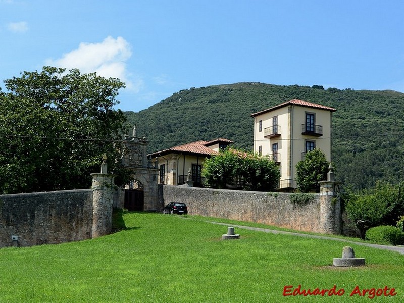 Casa de Cuetos y Torre de Sobremazas