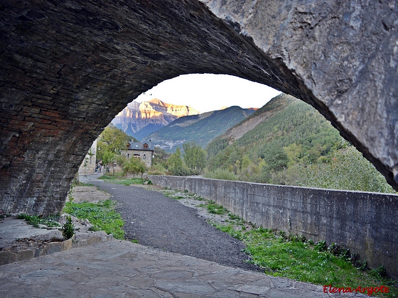 Puente sobre el río Ara